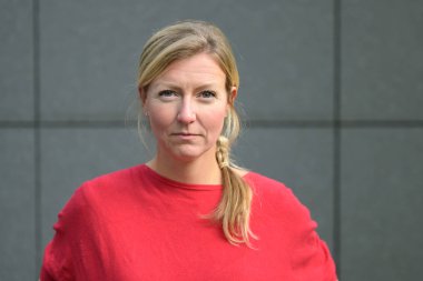 Gülen bir gülüşü olan kendine güvenen çekici bir kadın.