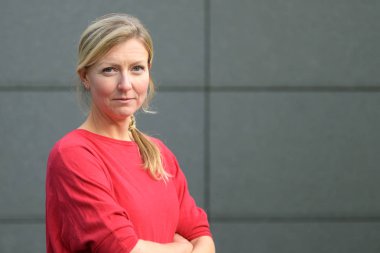 Kameraya gülümseyen çekici sarışın kadın