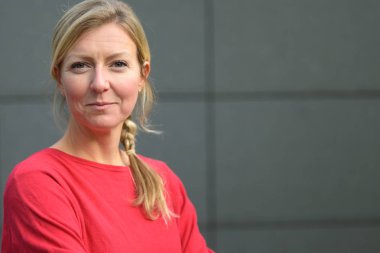 Kameraya gülümseyen çekici sarışın kadın