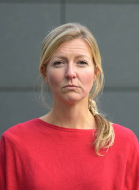 İntikamcı kadın kameraya gözlerini kesiyor.