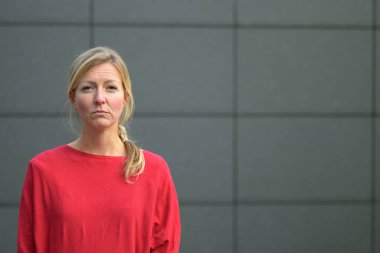 İntikamcı kadın kameraya gözlerini kesiyor.