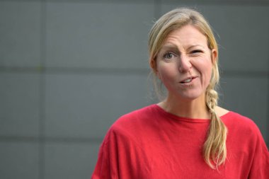 Komik suratlı yetişkin bir kadın.