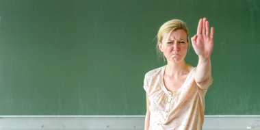 Kızgın öğretmen ya da öğretim üyesi durma çağrısı yapıyor