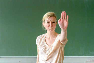 Sinirli ve üzgün bayan öğretmen.