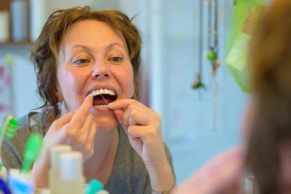 Mujer Limpiando Sus Dientes Espejo Baño Usando Hilo Dental Con — Foto de Stock