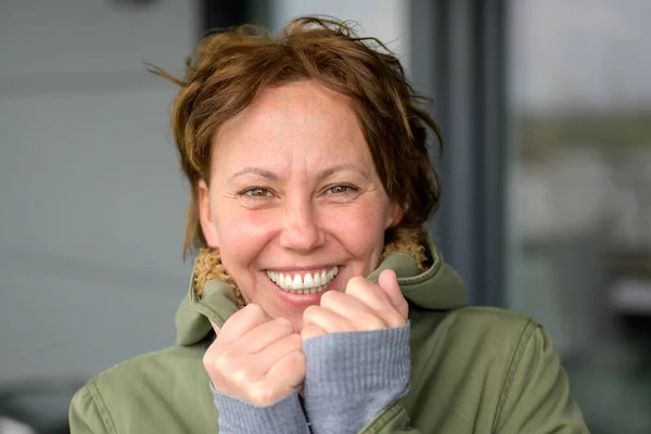 Happy Vivacious Friendly Hispanic Woman Snuggling Her Warm Winter Jacket — Stock Photo, Image