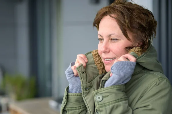 Mujer Hispana Mediana Edad Una Chaqueta Invierno Pie Aire Libre — Foto de Stock