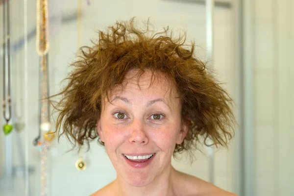 Carismática Mujer Riendo Teniendo Mal Día Pelo Con Pelo Rizado —  Fotos de Stock
