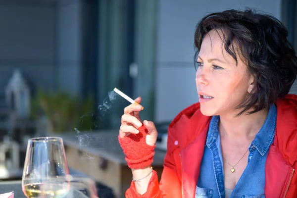 Lokanta Masasında Bir Kadeh Şarap Içerken Dışarıda Sigara Tüttüren Moda — Stok fotoğraf