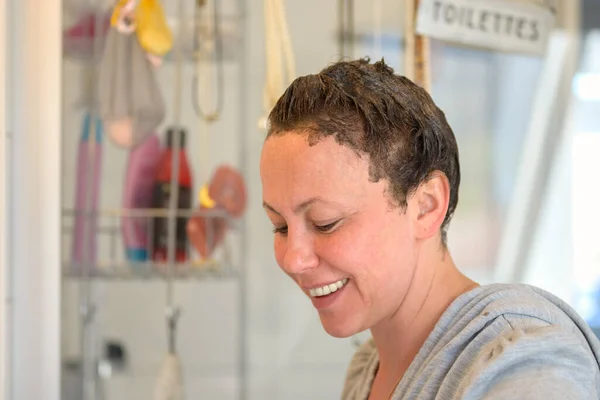 Mujer Sonriente Tratando Cabello Con Tinte Para Cabello Colorante Casa —  Fotos de Stock