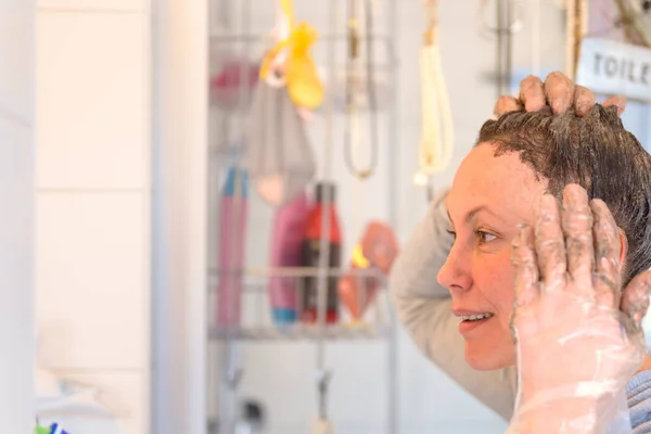 Mulher Garantindo Que Tintura Cabelo Atingiu Raízes Seu Cabelo Castanho — Fotografia de Stock