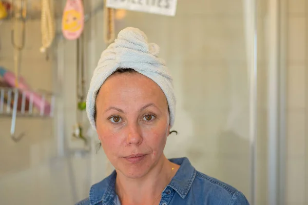 Kobieta Włosami Związanymi Ręczniku Stojąca Łazience Patrząc Quizzically Aparat Szerokimi — Zdjęcie stockowe