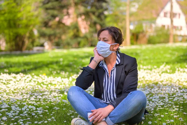 Trendy Woman Wearing Surgical Face Mask She Relaxes Green Grass — Stock Photo, Image