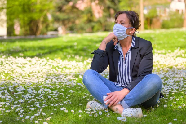 Trendy Woman Wearing Surgical Face Mask She Relaxes Green Grass — Stock Photo, Image