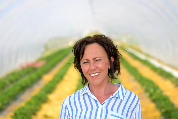 Feliz Mujer Hispana Amigable Pie Túnel Agrícola Cultivando Fresas Sonriendo — Foto de Stock