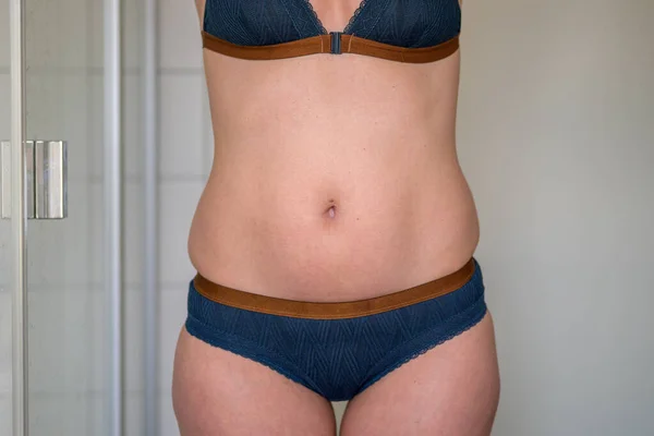 若いです38歳の女性でバスルームにポーズで彼女の裸の胃とヒップで重量と健康的な食事のコンセプト — ストック写真