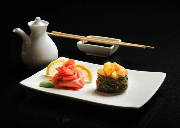 Suşi ve rulo ile kare bir plaka üzerinde