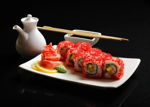 Sushi und Rollen auf einem quadratischen Teller mit — Stockfoto