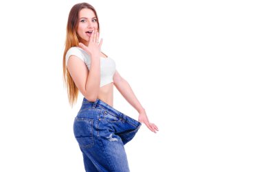 Genç kız beyaz zemin üzerine mavi kot pantolon büyük boyutunda