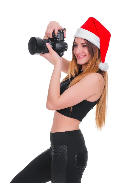 A rapariga do chapéu do Pai Natal com uma câmara. Jovem fotógrafa Natal. Selfie de Natal . — Fotografia de Stock