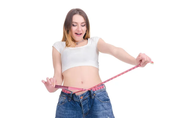 Ernährung. Fitness. junges Mädchen in blauen Jeans groß auf weißem Hintergrund — Stockfoto