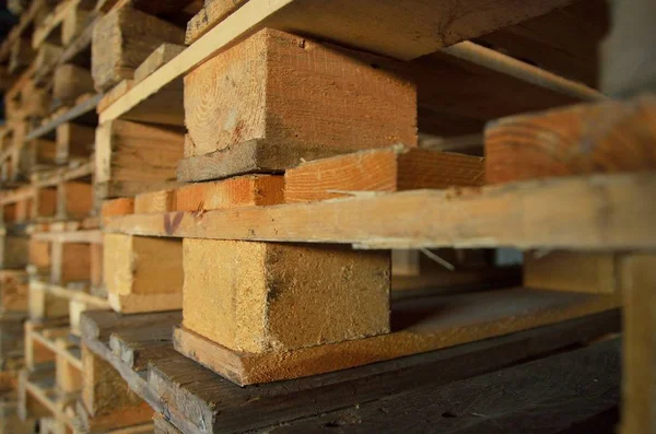 Houten pallets. houtstructuur. Pallets gestapeld in stapels. — Stockfoto