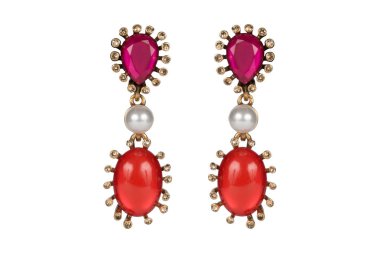 Beyaz bir arka plan üzerinde takı. Değerli taşlar ile kadın küpe sigorta primi. Takı ayırmak. Briliants.