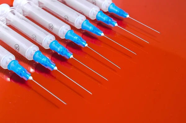 Şırınga. Hapları. Şırınga tabletler üzerinde kırmızı bir arka plan ile. Enjektörleri ile Tıbbi preparatlar