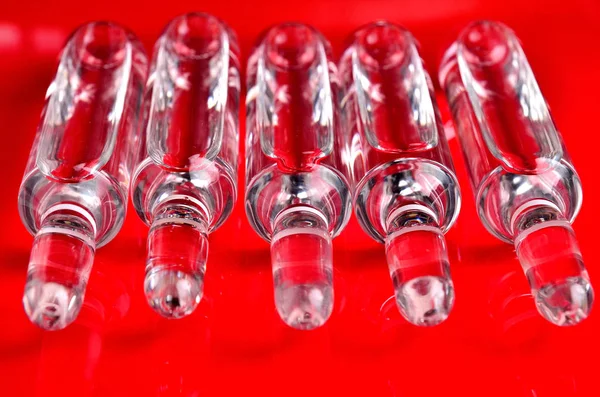 Ampul enjeksiyonlar için. Cam ampul. İzole.