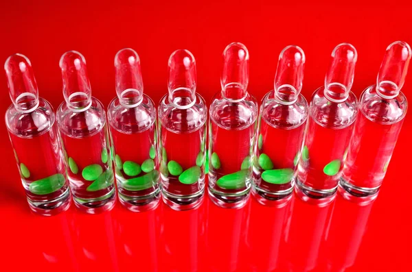 Ampolle per preparazioni iniettabili. Fiale di vetro. Isolato . — Foto Stock