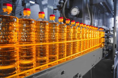 Petrol şişelerde. Ayçiçek yağı sanayi üretimi. Konveyör