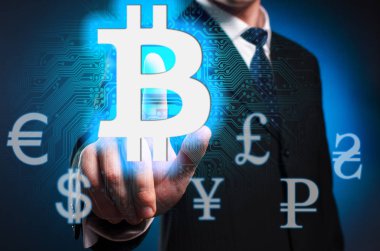 Bitcoin. İşaret parmağı tıkladığında bir adam bir takım elbise ve kravat 