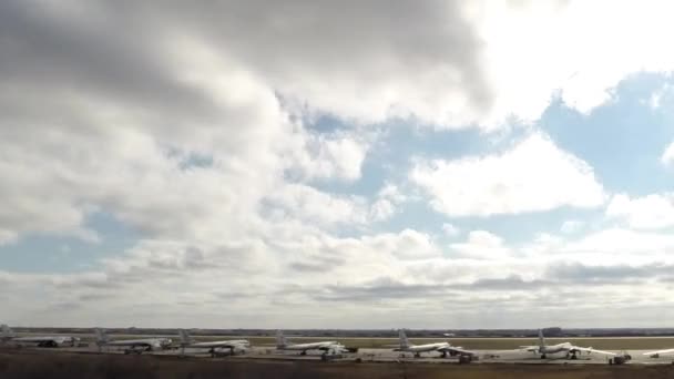Кумульські хмари над аеродромом — стокове відео