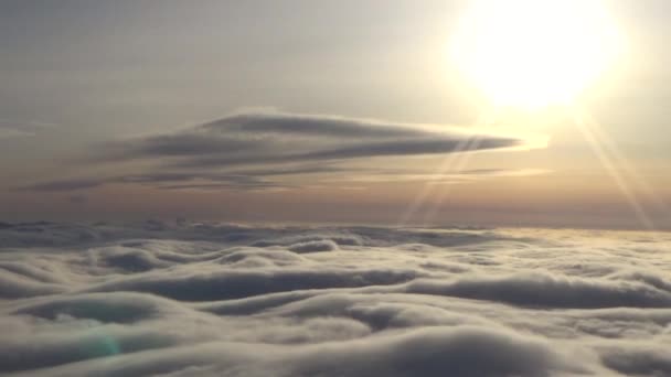 Volando sobre las nubes — Vídeo de stock