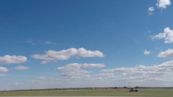 Clip de lapso de tiempo de nubes blancas sobre — Vídeo de stock