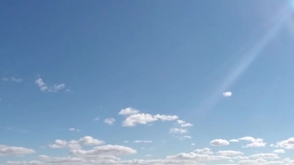 Clip de lapso de tiempo de nubes blancas sobre — Vídeos de Stock