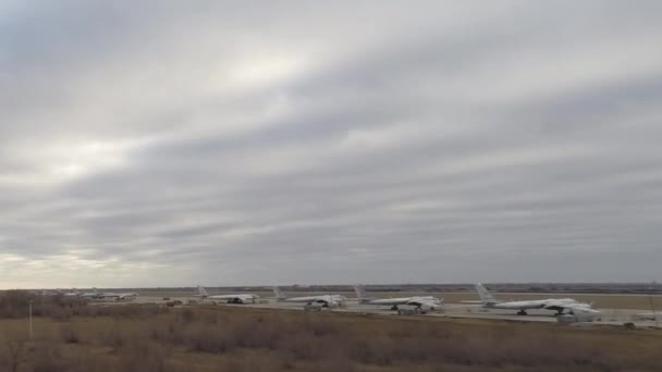 Bewolkt weer over het vliegveld — Stockvideo