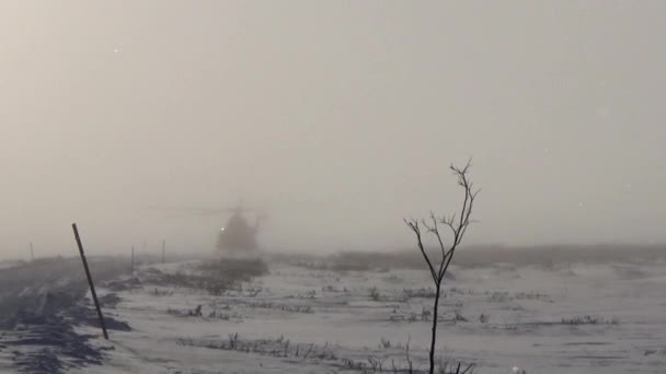 Вертоліт в зимовому тумані — стокове відео