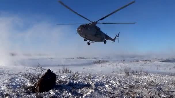 Landing van een helikopter op de toendra — Stockvideo