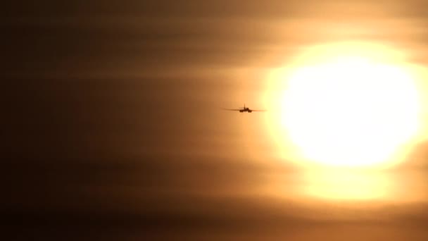 El avión vuela hacia el sol — Vídeos de Stock