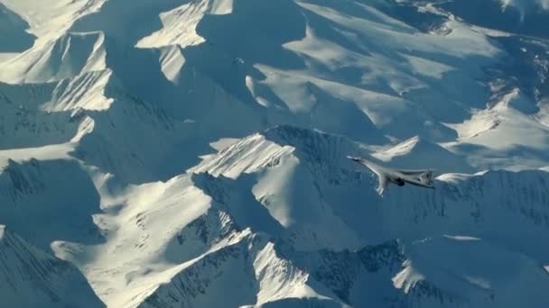 L'aereo vola contro un crinale di montagna — Video Stock