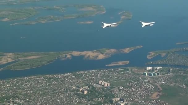 Dvě letadla letící nad řekou — Stock video