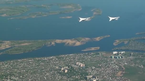 Dos de los aviones volando sobre el río — Vídeo de stock