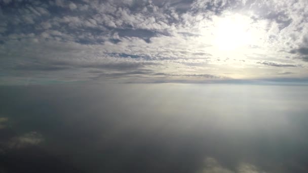 Красивый фон - закат неба, яркое солнце светит сквозь облака — стоковое видео