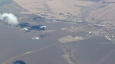 Üç uçak içinde geçit töreni uçan