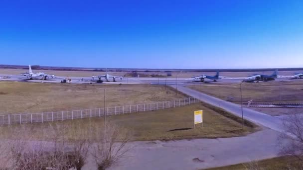 Timelapsethe transport av bombplanen på flygfältet — Stockvideo