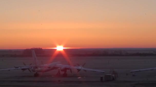 El lapso de tiempo El amanecer sobre el avión — Vídeos de Stock