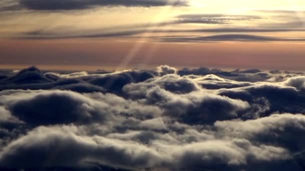 Volando sobre las nubes — Vídeos de Stock