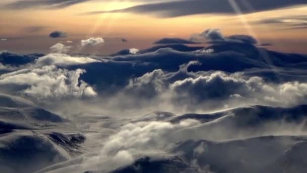 Montañas cubiertas de nubes — Vídeo de stock