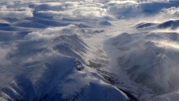 Montanhas através das nuvens — Vídeo de Stock